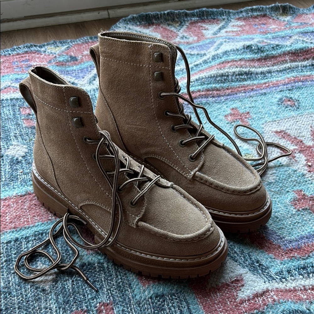 Women’s Tan Suede Boots